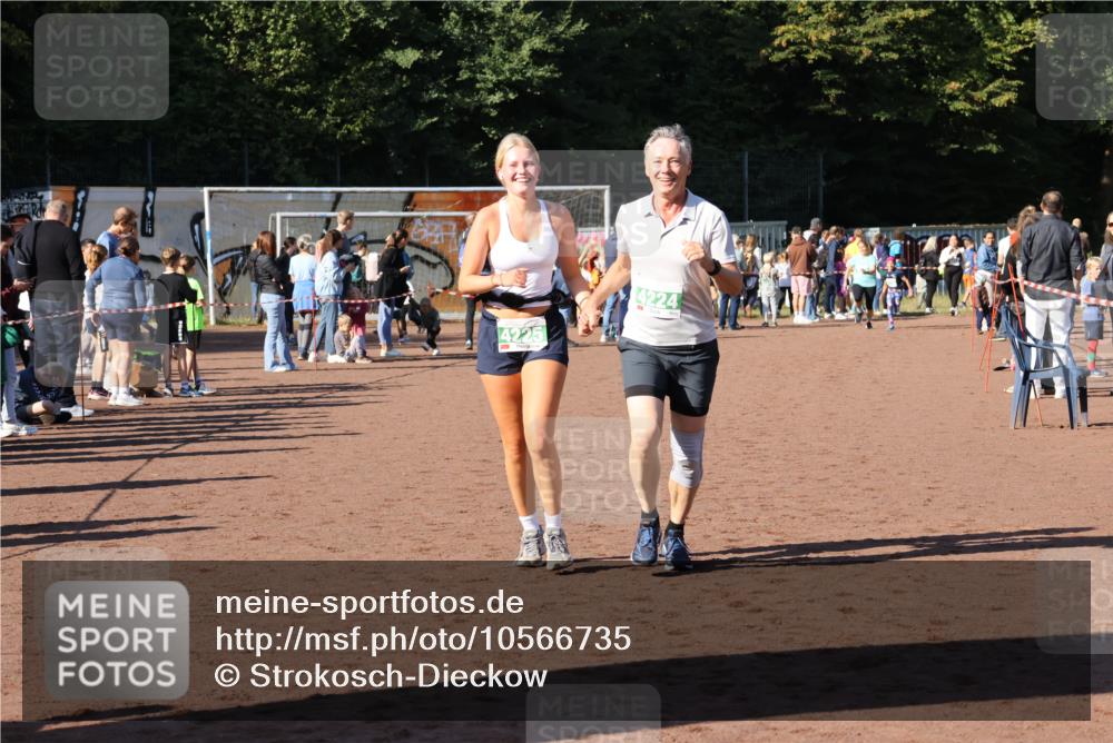 27.09.2026 - 35. Volkslauf durch das schöne Alstertal Strokosch-Dieckow http://msf.ph/oto/10566735 27.09.2026 11:03:28 Ziel 4224, 4225 meine-sportfotos.de