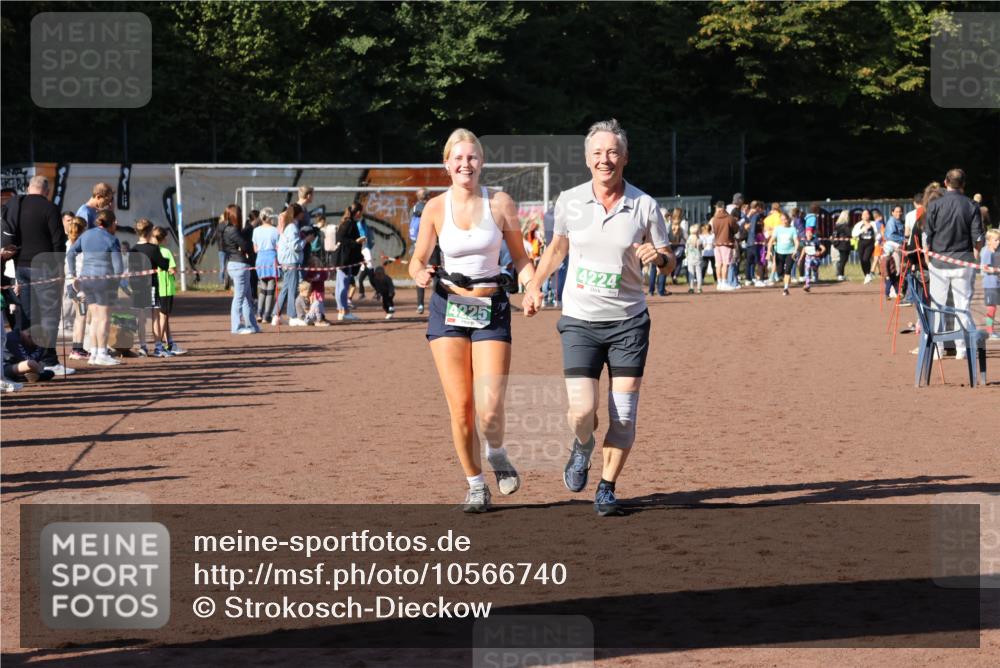 27.09.2026 - 35. Volkslauf durch das schöne Alstertal Strokosch-Dieckow http://msf.ph/oto/10566740 27.09.2026 11:03:28 Ziel 4224, 4225 meine-sportfotos.de