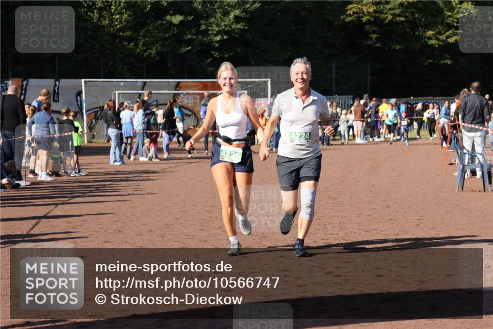27.09.2026 - 35. Volkslauf durch das schöne Alstertal Strokosch-Dieckow http://msf.ph/oto/10566747 27.09.2026 11:03:28 Ziel 4224, 4225 meine-sportfotos.de