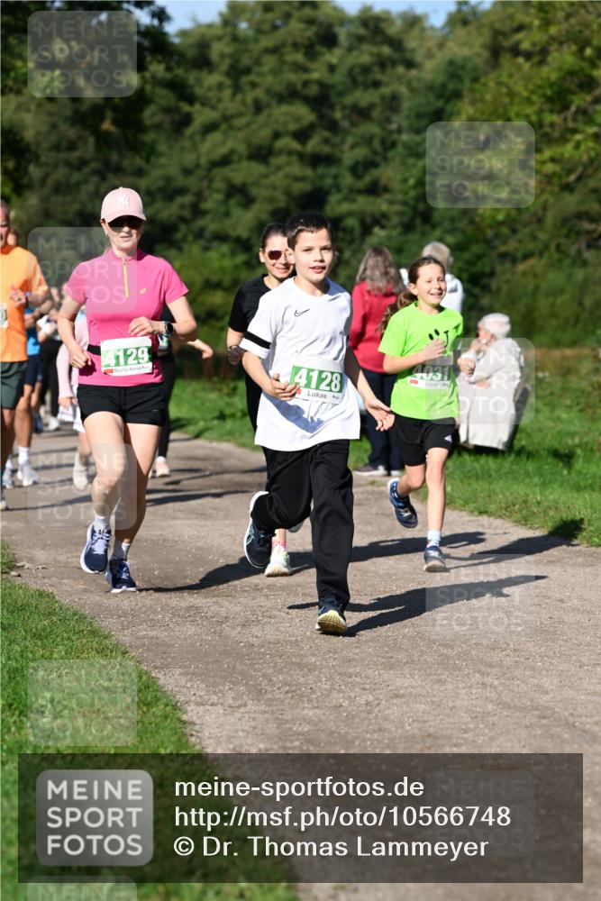 27.09.2026 - 35. Volkslauf durch das schöne Alstertal Dr. Thomas Lammeyer http://msf.ph/oto/10566748 27.09.2026 10:41:09 Laufen 4129, 4128, 4031 meine-sportfotos.de