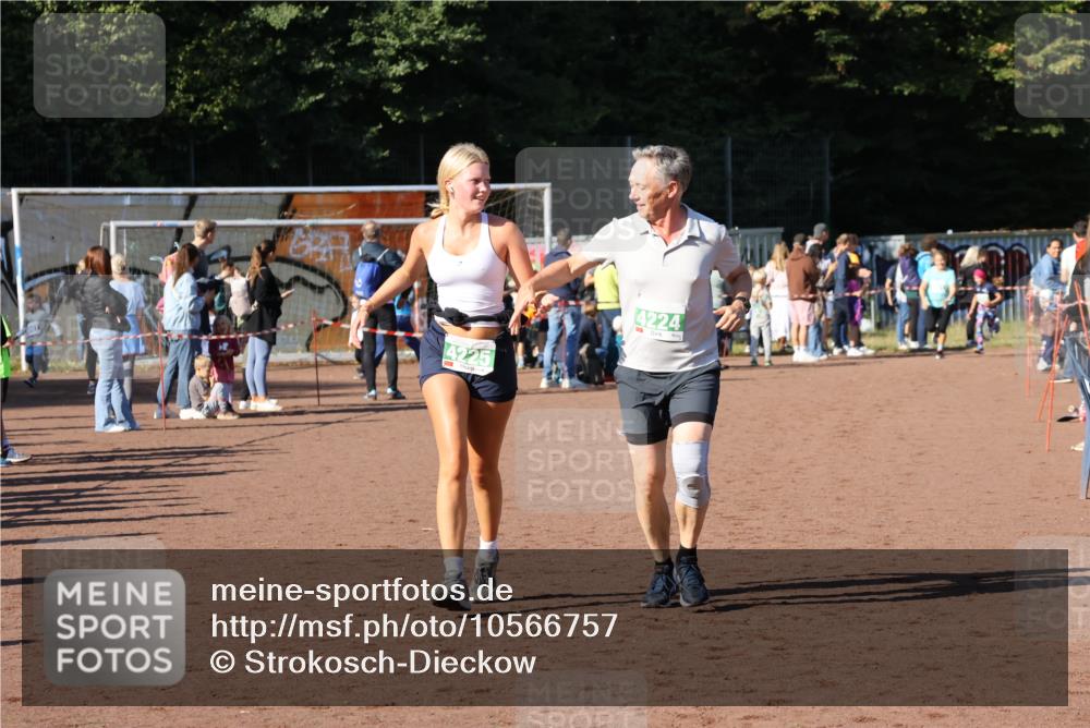 27.09.2026 - 35. Volkslauf durch das schöne Alstertal Strokosch-Dieckow http://msf.ph/oto/10566757 27.09.2026 11:03:27 Ziel 4224, 4225 meine-sportfotos.de