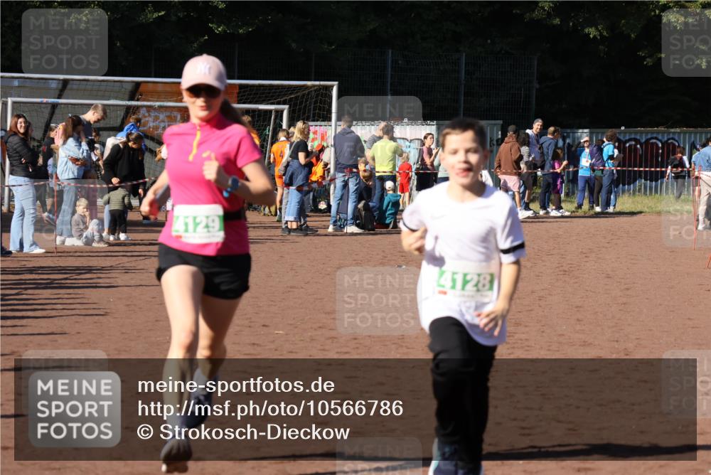 27.09.2026 - 35. Volkslauf durch das schöne Alstertal Strokosch-Dieckow http://msf.ph/oto/10566786 27.09.2026 11:03:07 Ziel 4050, 4051, 4128, 4129 meine-sportfotos.de