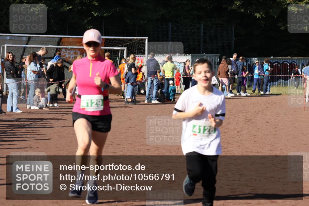 27.09.2026 - 35. Volkslauf durch das schöne Alstertal Strokosch-Dieckow http://msf.ph/oto/10566791 27.09.2026 11:03:07 Ziel 4050, 4051, 4128, 4129 meine-sportfotos.de