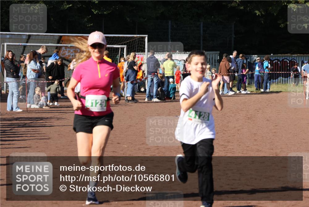 27.09.2026 - 35. Volkslauf durch das schöne Alstertal Strokosch-Dieckow http://msf.ph/oto/10566801 27.09.2026 11:03:07 Ziel 4050, 4051, 4128, 4129 meine-sportfotos.de