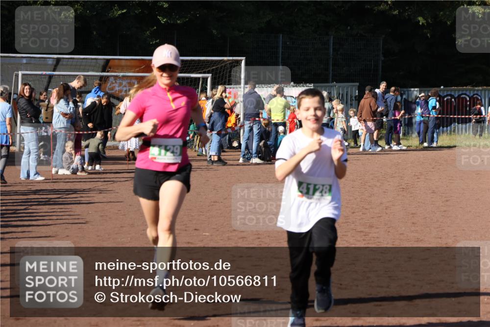 27.09.2026 - 35. Volkslauf durch das schöne Alstertal Strokosch-Dieckow http://msf.ph/oto/10566811 27.09.2026 11:03:07 Ziel 4050, 4051, 4128, 4129 meine-sportfotos.de