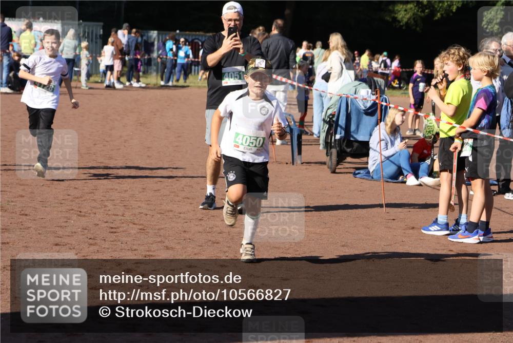 27.09.2026 - 35. Volkslauf durch das schöne Alstertal Strokosch-Dieckow http://msf.ph/oto/10566827 27.09.2026 11:03:05 Ziel 4050, 4051, 4128, 4129, 4137 meine-sportfotos.de
