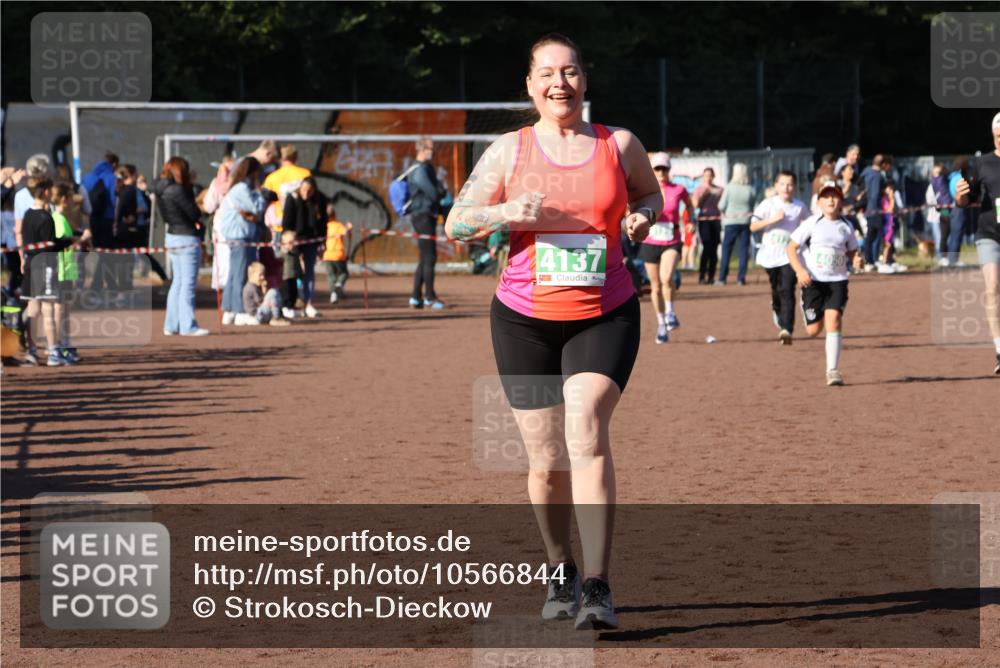 27.09.2026 - 35. Volkslauf durch das schöne Alstertal Strokosch-Dieckow http://msf.ph/oto/10566844 27.09.2026 11:03:01 Ziel 4050, 4051, 4128, 4129, 4137 meine-sportfotos.de