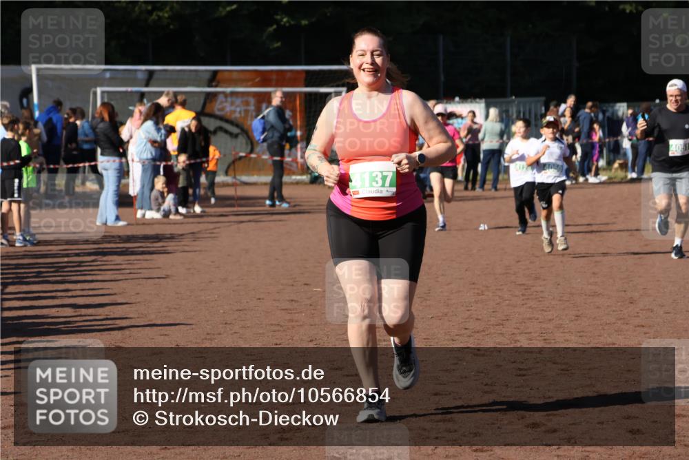 27.09.2026 - 35. Volkslauf durch das schöne Alstertal Strokosch-Dieckow http://msf.ph/oto/10566854 27.09.2026 11:03:01 Ziel 4050, 4051, 4128, 4129, 4137 meine-sportfotos.de