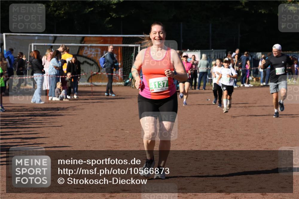 27.09.2026 - 35. Volkslauf durch das schöne Alstertal Strokosch-Dieckow http://msf.ph/oto/10566873 27.09.2026 11:03:01 Ziel 4050, 4051, 4128, 4129, 4137 meine-sportfotos.de