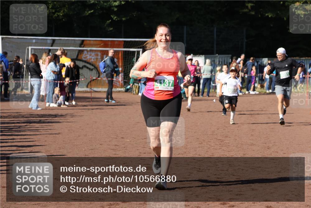 27.09.2026 - 35. Volkslauf durch das schöne Alstertal Strokosch-Dieckow http://msf.ph/oto/10566880 27.09.2026 11:03:01 Ziel 4050, 4051, 4128, 4129, 4137 meine-sportfotos.de