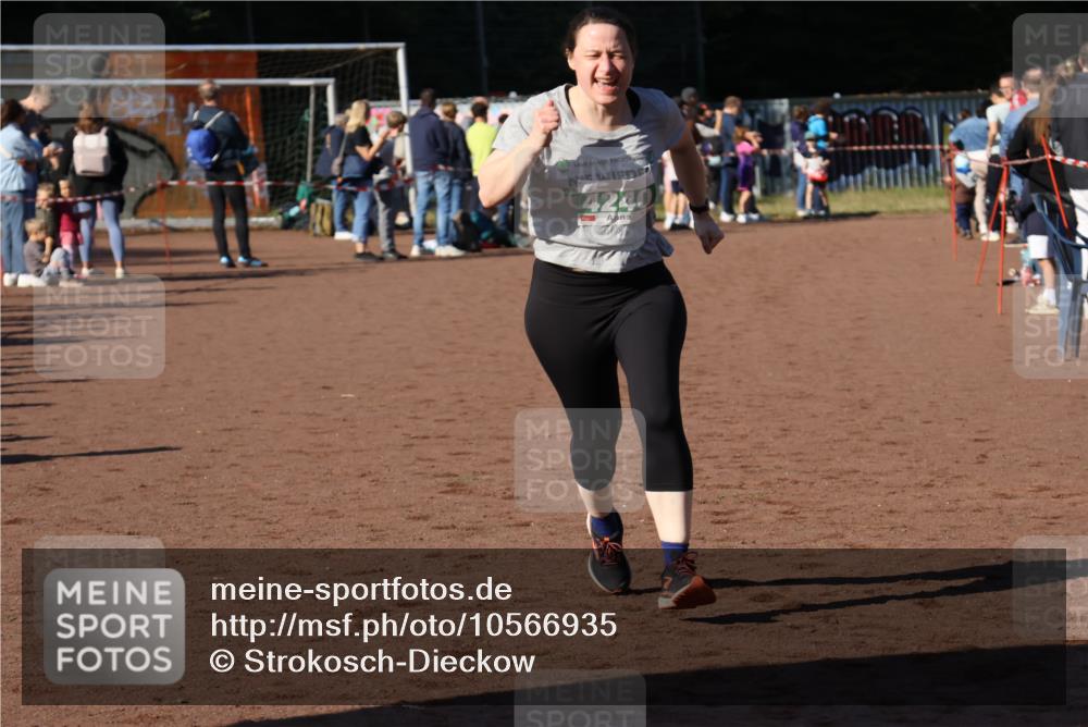27.09.2026 - 35. Volkslauf durch das schöne Alstertal Strokosch-Dieckow http://msf.ph/oto/10566935 27.09.2026 11:02:38 Ziel 4240 meine-sportfotos.de