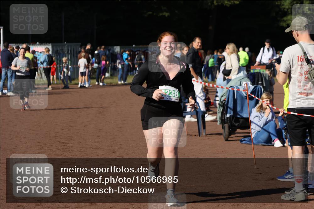 27.09.2026 - 35. Volkslauf durch das schöne Alstertal Strokosch-Dieckow http://msf.ph/oto/10566985 27.09.2026 11:02:31 Ziel 4238, 4240 meine-sportfotos.de