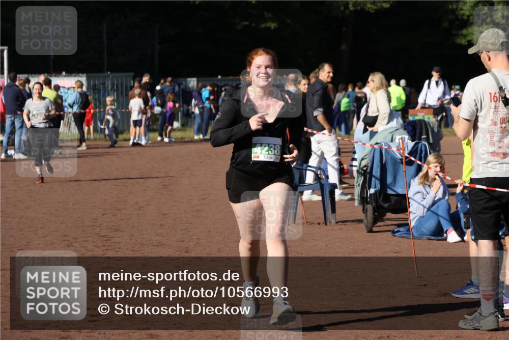 27.09.2026 - 35. Volkslauf durch das schöne Alstertal Strokosch-Dieckow http://msf.ph/oto/10566993 27.09.2026 11:02:31 Ziel 4238, 4240 meine-sportfotos.de