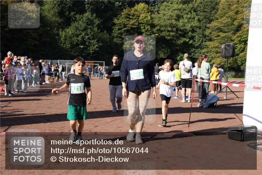 27.09.2026 - 35. Volkslauf durch das schöne Alstertal Strokosch-Dieckow http://msf.ph/oto/10567044 27.09.2026 11:02:23 Ziel 4088, 4217, 4218, 4219, 4226 meine-sportfotos.de