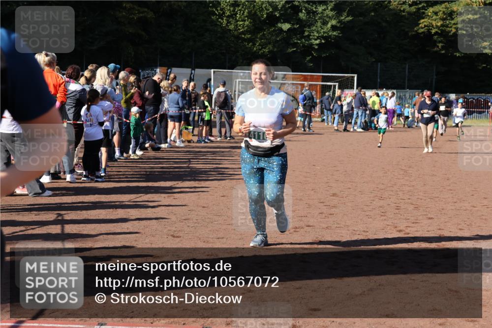 27.09.2026 - 35. Volkslauf durch das schöne Alstertal Strokosch-Dieckow http://msf.ph/oto/10567072 27.09.2026 11:02:12 Ziel 4062, 4110, 4217 meine-sportfotos.de