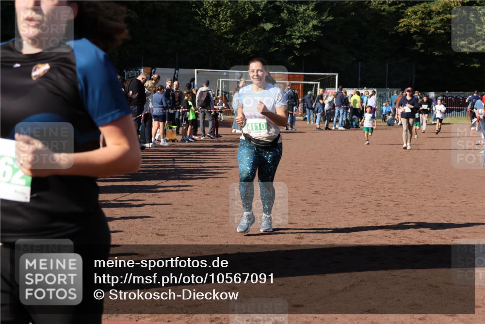 27.09.2026 - 35. Volkslauf durch das schöne Alstertal Strokosch-Dieckow http://msf.ph/oto/10567091 27.09.2026 11:02:12 Ziel 4062, 4110, 4217 meine-sportfotos.de