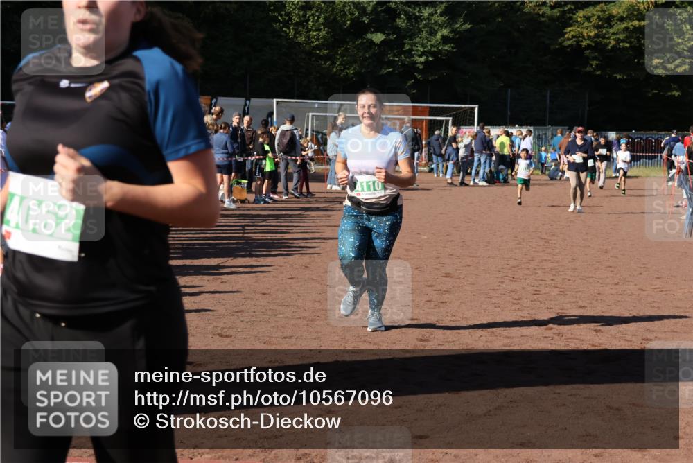 27.09.2026 - 35. Volkslauf durch das schöne Alstertal Strokosch-Dieckow http://msf.ph/oto/10567096 27.09.2026 11:02:12 Ziel 4062, 4110, 4217 meine-sportfotos.de