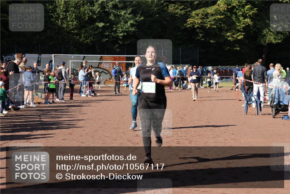 27.09.2026 - 35. Volkslauf durch das schöne Alstertal Strokosch-Dieckow http://msf.ph/oto/10567117 27.09.2026 11:02:10 Ziel 4062, 4108, 4110 meine-sportfotos.de
