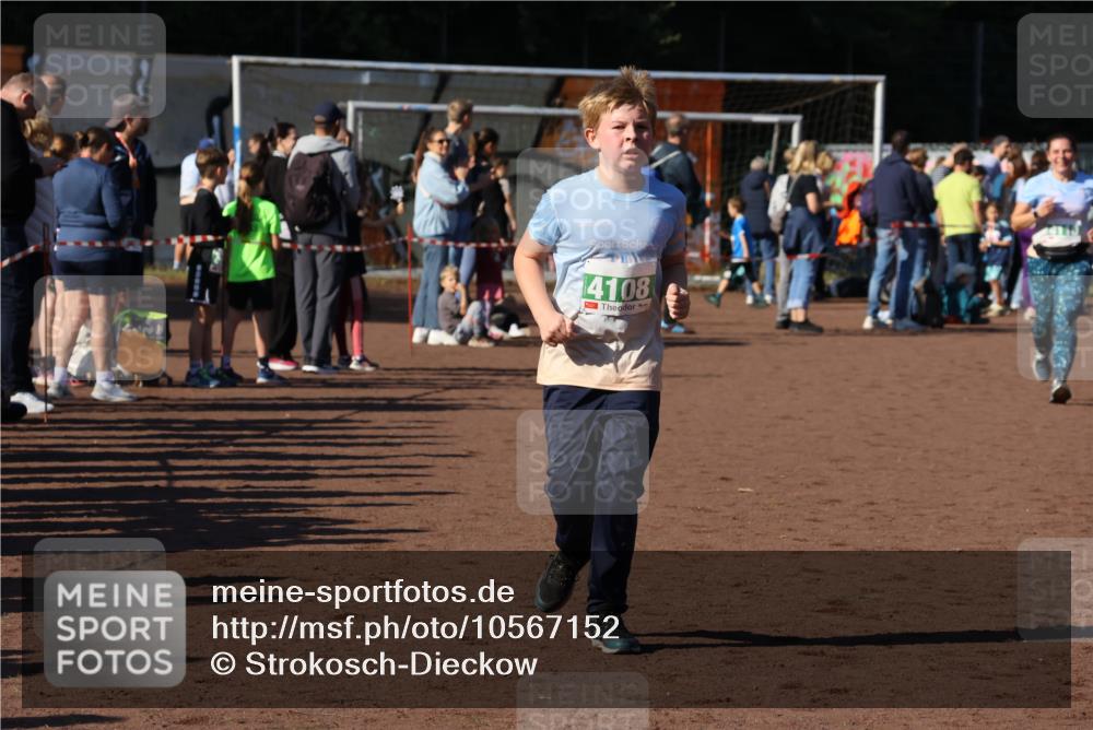 27.09.2026 - 35. Volkslauf durch das schöne Alstertal Strokosch-Dieckow http://msf.ph/oto/10567152 27.09.2026 11:02:05 Ziel 4062, 4108, 4110 meine-sportfotos.de