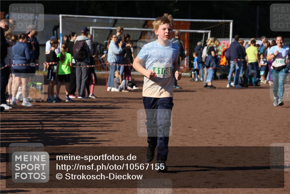 27.09.2026 - 35. Volkslauf durch das schöne Alstertal Strokosch-Dieckow http://msf.ph/oto/10567155 27.09.2026 11:02:04 Ziel 4062, 4108, 4110 meine-sportfotos.de