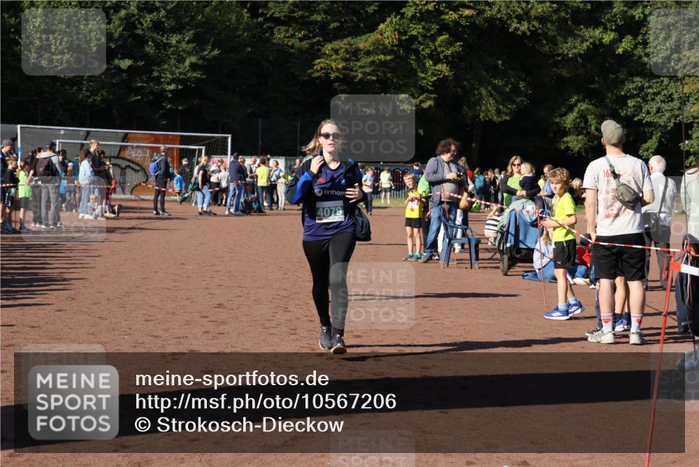 27.09.2026 - 35. Volkslauf durch das schöne Alstertal Strokosch-Dieckow http://msf.ph/oto/10567206 27.09.2026 11:01:50 Ziel 4021, 4079, 4096, 4114, 4211 meine-sportfotos.de
