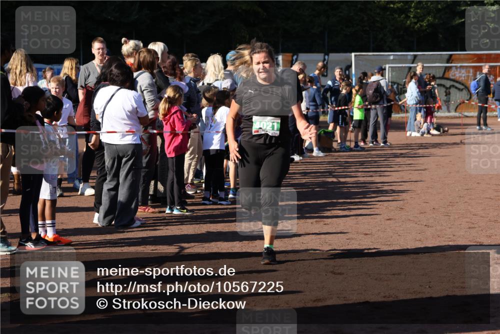 27.09.2026 - 35. Volkslauf durch das schöne Alstertal Strokosch-Dieckow http://msf.ph/oto/10567225 27.09.2026 11:01:48 Ziel 4021, 4079, 4096, 4114, 4211 meine-sportfotos.de