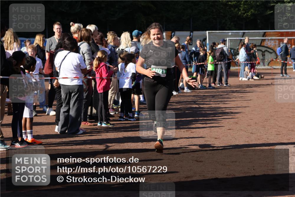 27.09.2026 - 35. Volkslauf durch das schöne Alstertal Strokosch-Dieckow http://msf.ph/oto/10567229 27.09.2026 11:01:48 Ziel 4021, 4079, 4096, 4114, 4211 meine-sportfotos.de