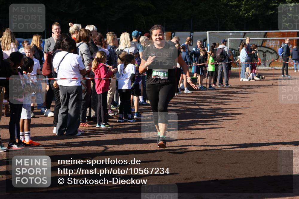 27.09.2026 - 35. Volkslauf durch das schöne Alstertal Strokosch-Dieckow http://msf.ph/oto/10567234 27.09.2026 11:01:48 Ziel 4021, 4079, 4096, 4114, 4211 meine-sportfotos.de