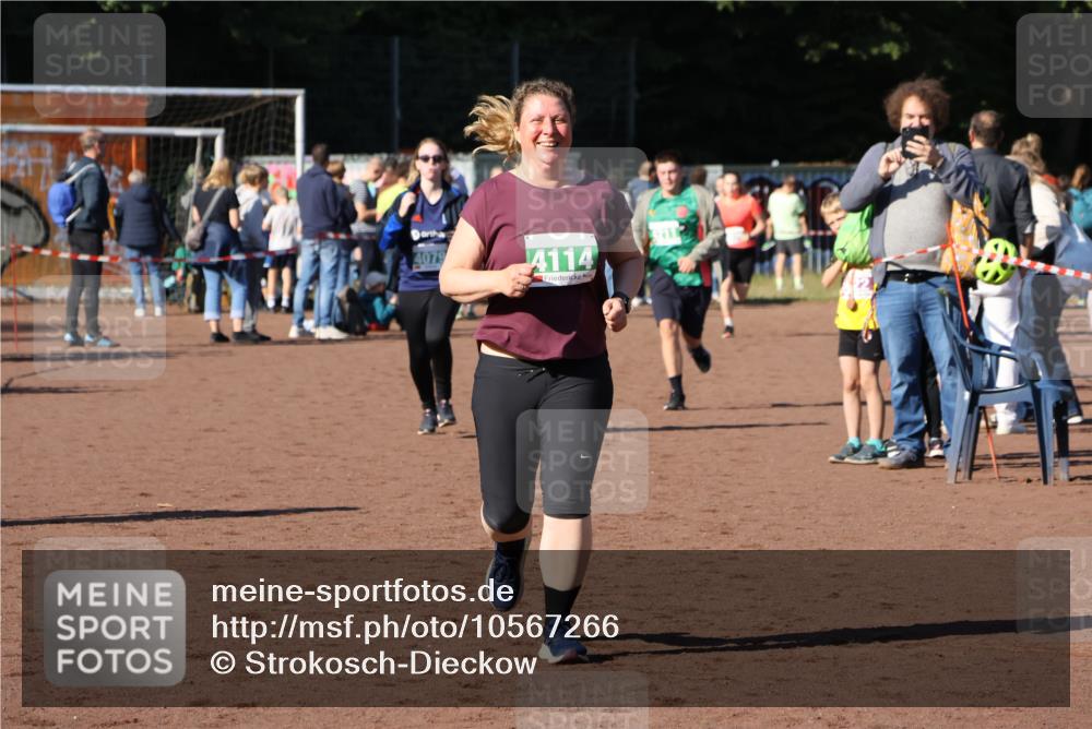 27.09.2026 - 35. Volkslauf durch das schöne Alstertal Strokosch-Dieckow http://msf.ph/oto/10567266 27.09.2026 11:01:46 Ziel 4021, 4079, 4114, 4211 meine-sportfotos.de