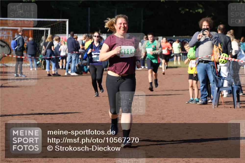 27.09.2026 - 35. Volkslauf durch das schöne Alstertal Strokosch-Dieckow http://msf.ph/oto/10567270 27.09.2026 11:01:46 Ziel 4021, 4079, 4114, 4211 meine-sportfotos.de