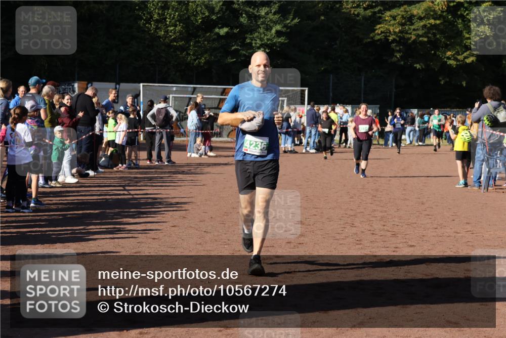 27.09.2026 - 35. Volkslauf durch das schöne Alstertal Strokosch-Dieckow http://msf.ph/oto/10567274 27.09.2026 11:01:40 Ziel 4021, 4114, 4236 meine-sportfotos.de