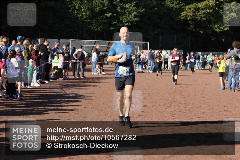 27.09.2026 - 35. Volkslauf durch das schöne Alstertal Strokosch-Dieckow http://msf.ph/oto/10567282 27.09.2026 11:01:40 Ziel 4021, 4114, 4236 meine-sportfotos.de
