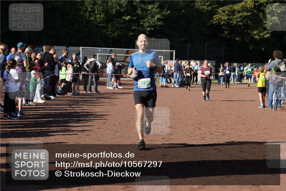 27.09.2026 - 35. Volkslauf durch das schöne Alstertal Strokosch-Dieckow http://msf.ph/oto/10567297 27.09.2026 11:01:40 Ziel 4021, 4114, 4236 meine-sportfotos.de