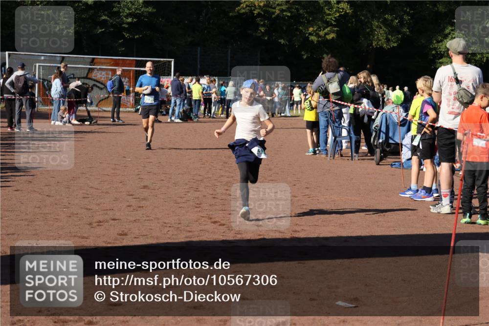 27.09.2026 - 35. Volkslauf durch das schöne Alstertal Strokosch-Dieckow http://msf.ph/oto/10567306 27.09.2026 11:01:34 Ziel 4236, 4237 meine-sportfotos.de
