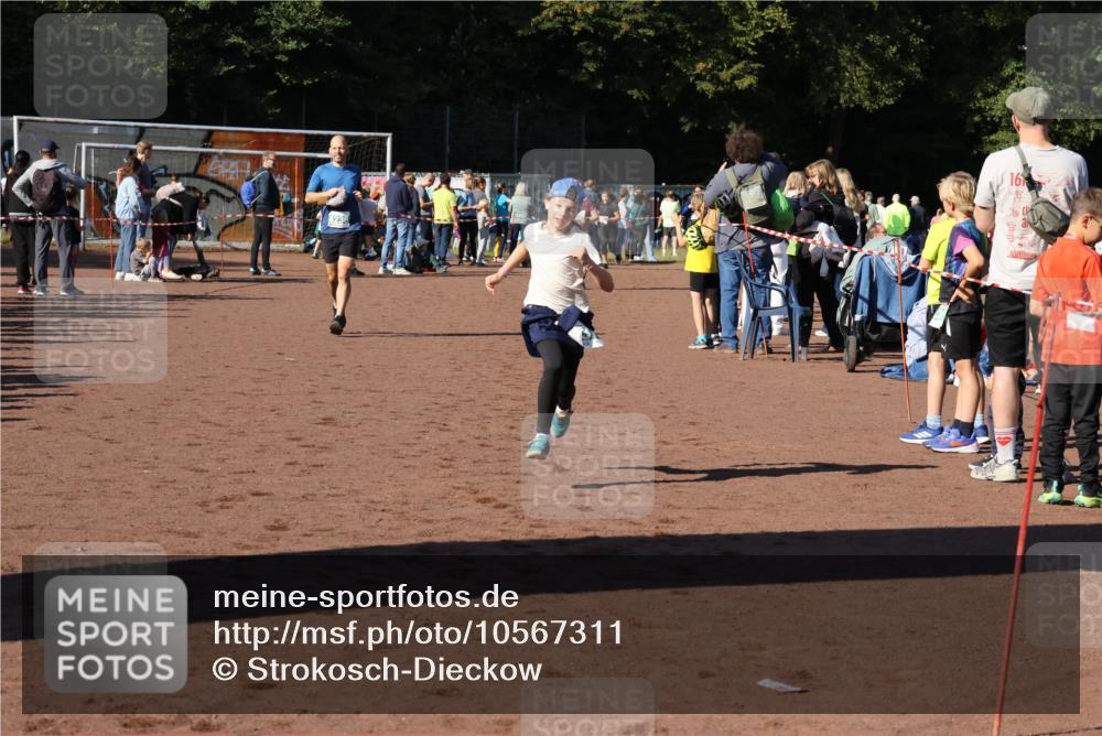 27.09.2026 - 35. Volkslauf durch das schöne Alstertal Strokosch-Dieckow http://msf.ph/oto/10567311 27.09.2026 11:01:34 Ziel 4236, 4237 meine-sportfotos.de