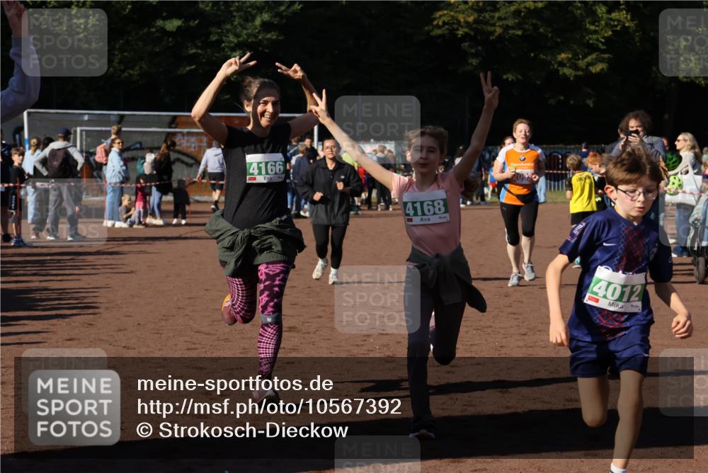 27.09.2026 - 35. Volkslauf durch das schöne Alstertal Strokosch-Dieckow http://msf.ph/oto/10567392 27.09.2026 11:01:13 Ziel 4012, 4013, 4166, 4167, 4168, 4173 meine-sportfotos.de
