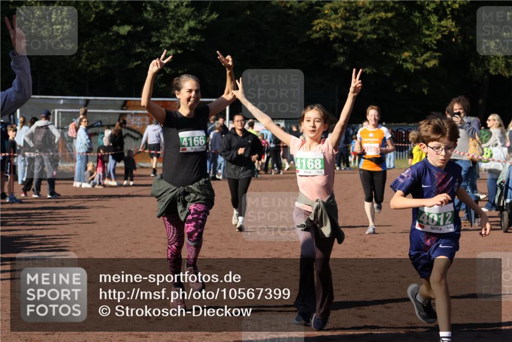 27.09.2026 - 35. Volkslauf durch das schöne Alstertal Strokosch-Dieckow http://msf.ph/oto/10567399 27.09.2026 11:01:13 Ziel 4012, 4013, 4166, 4167, 4168, 4173 meine-sportfotos.de