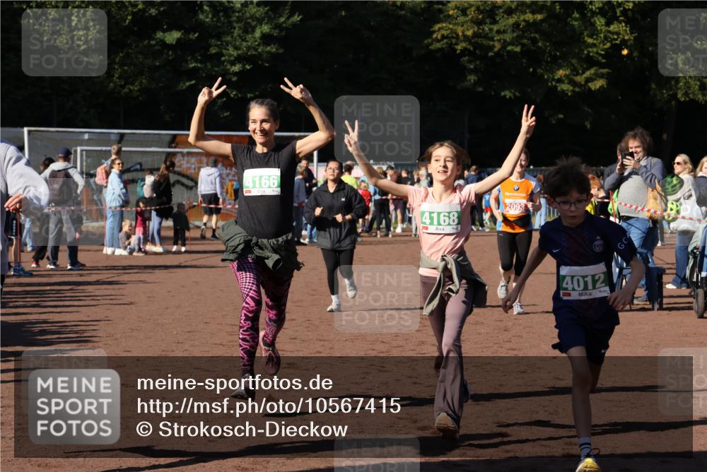 27.09.2026 - 35. Volkslauf durch das schöne Alstertal Strokosch-Dieckow http://msf.ph/oto/10567415 27.09.2026 11:01:13 Ziel 4012, 4013, 4166, 4167, 4168, 4173 meine-sportfotos.de