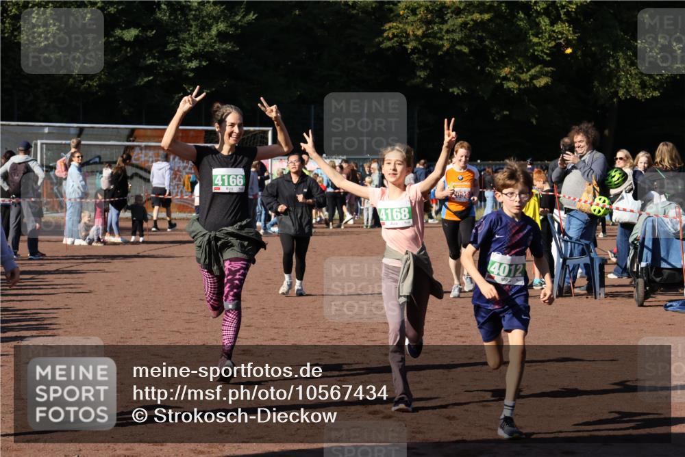 27.09.2026 - 35. Volkslauf durch das schöne Alstertal Strokosch-Dieckow http://msf.ph/oto/10567434 27.09.2026 11:01:13 Ziel 4012, 4013, 4166, 4167, 4168, 4173 meine-sportfotos.de