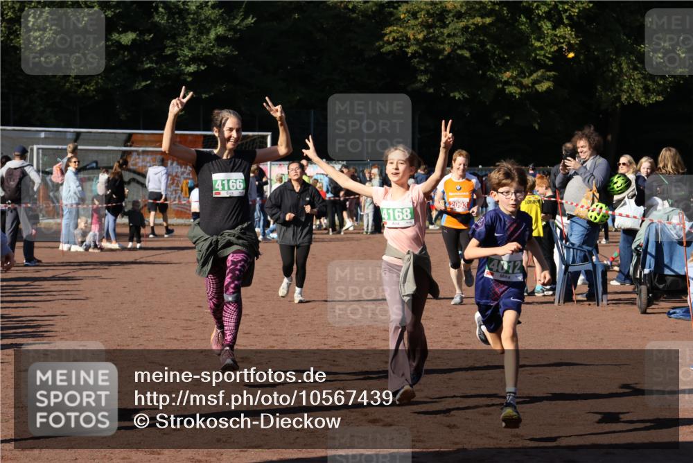 27.09.2026 - 35. Volkslauf durch das schöne Alstertal Strokosch-Dieckow http://msf.ph/oto/10567439 27.09.2026 11:01:13 Ziel 4012, 4013, 4166, 4167, 4168, 4173 meine-sportfotos.de