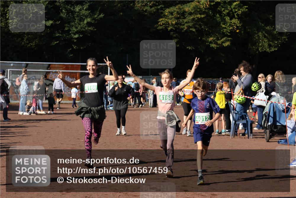 27.09.2026 - 35. Volkslauf durch das schöne Alstertal Strokosch-Dieckow http://msf.ph/oto/10567459 27.09.2026 11:01:12 Ziel 4012, 4013, 4166, 4167, 4168, 4173 meine-sportfotos.de