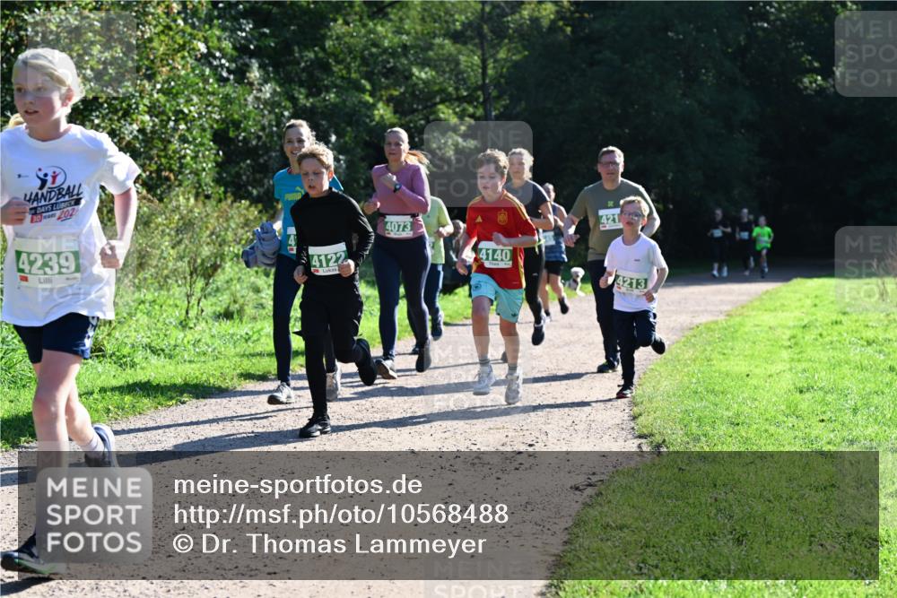 27.09.2026 - 35. Volkslauf durch das schöne Alstertal Dr. Thomas Lammeyer http://msf.ph/oto/10568488 27.09.2026 10:53:12 Laufen 30, 202, 4239, 4122, 4073, 4140, 421, 4213 meine-sportfotos.de