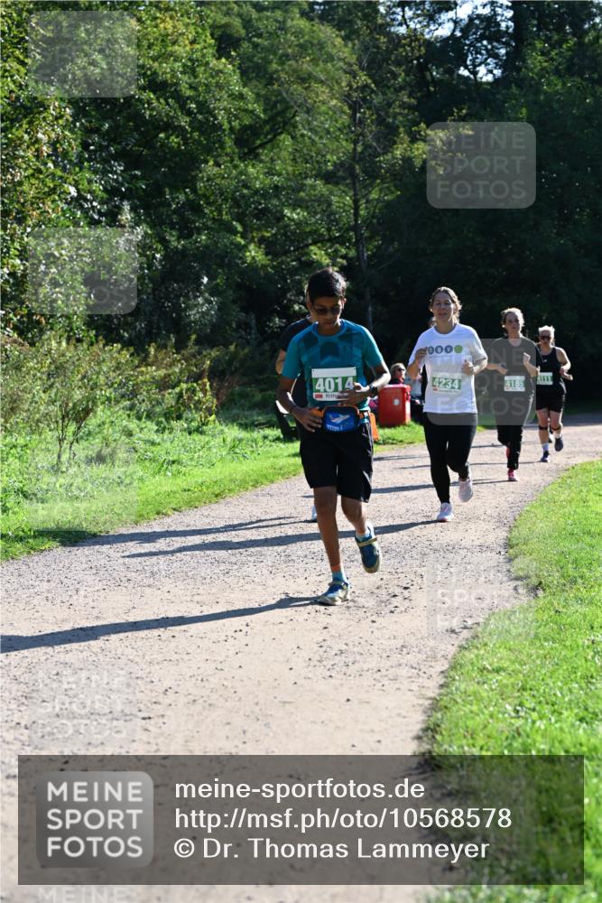 27.09.2026 - 35. Volkslauf durch das schöne Alstertal Dr. Thomas Lammeyer http://msf.ph/oto/10568578 27.09.2026 10:53:49 Laufen 4014, 090, 4234, 4185, 11 meine-sportfotos.de