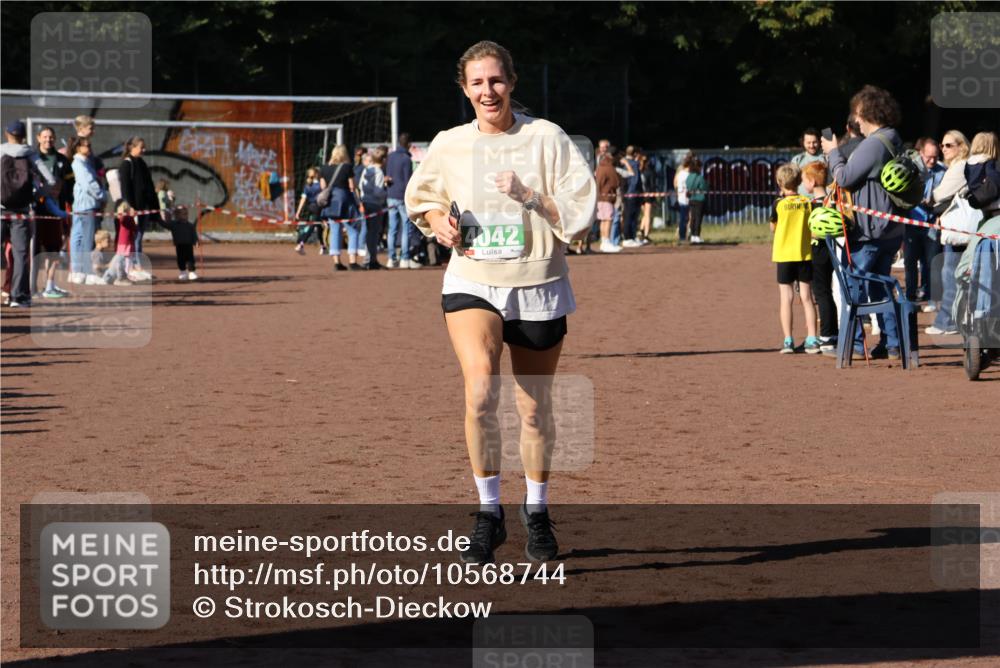 27.09.2026 - 35. Volkslauf durch das schöne Alstertal Strokosch-Dieckow http://msf.ph/oto/10568744 27.09.2026 11:00:58 Ziel 4040, 4042, 4115 meine-sportfotos.de