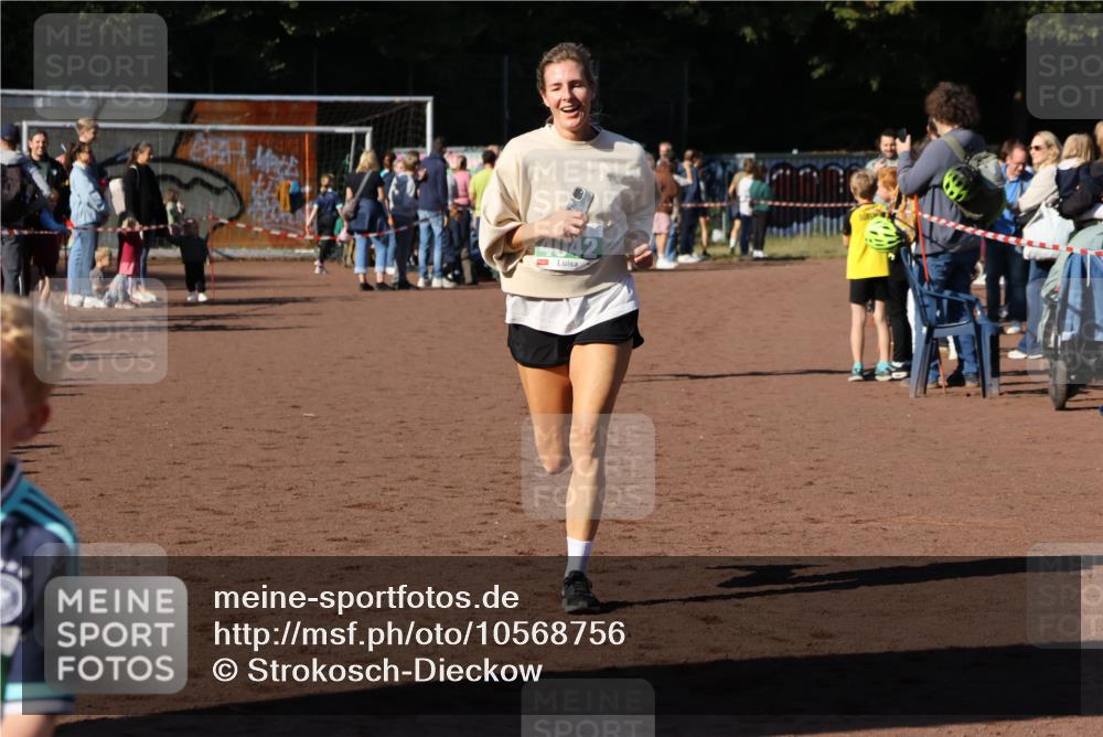 27.09.2026 - 35. Volkslauf durch das schöne Alstertal Strokosch-Dieckow http://msf.ph/oto/10568756 27.09.2026 11:00:58 Ziel 4040, 4042, 4115 meine-sportfotos.de