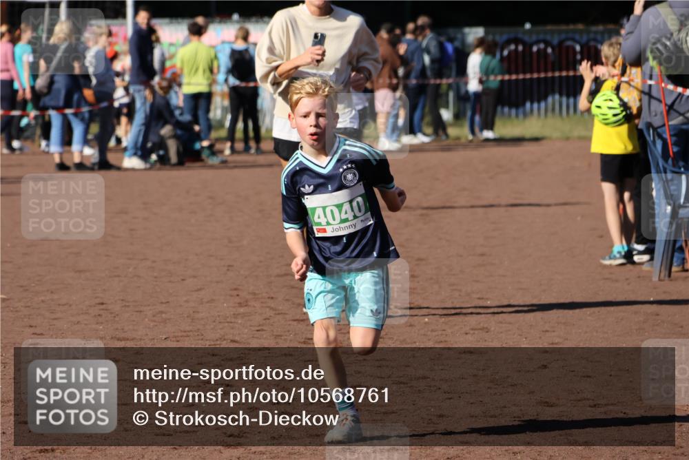 27.09.2026 - 35. Volkslauf durch das schöne Alstertal Strokosch-Dieckow http://msf.ph/oto/10568761 27.09.2026 11:00:55 Ziel 4040, 4042, 4115 meine-sportfotos.de