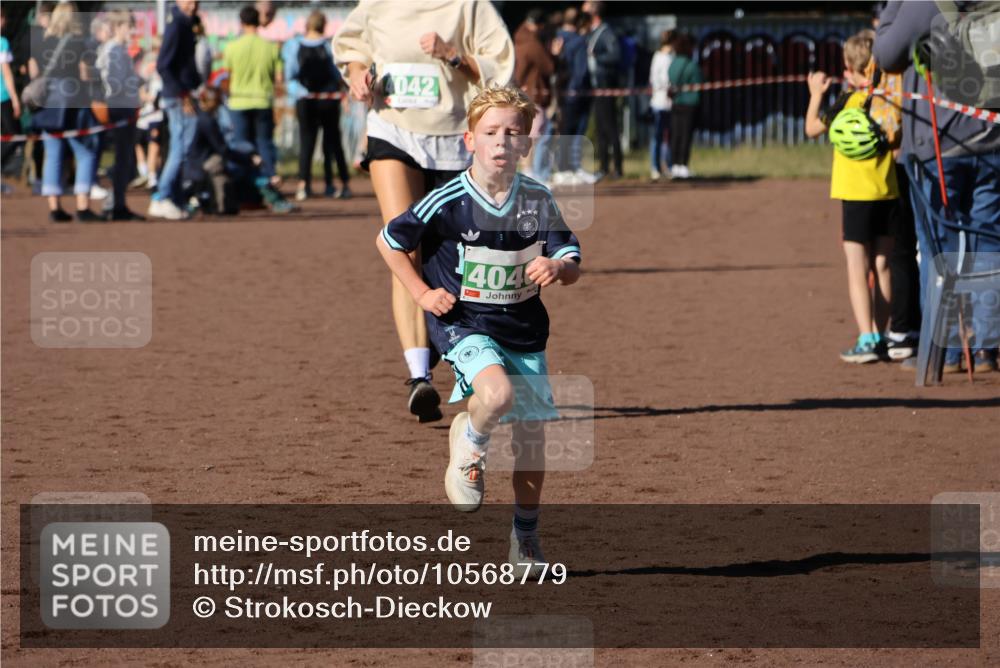 27.09.2026 - 35. Volkslauf durch das schöne Alstertal Strokosch-Dieckow http://msf.ph/oto/10568779 27.09.2026 11:00:55 Ziel 4040, 4042, 4115 meine-sportfotos.de