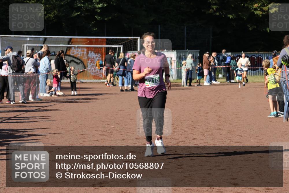 27.09.2026 - 35. Volkslauf durch das schöne Alstertal Strokosch-Dieckow http://msf.ph/oto/10568807 27.09.2026 11:00:44 Ziel 4216 meine-sportfotos.de