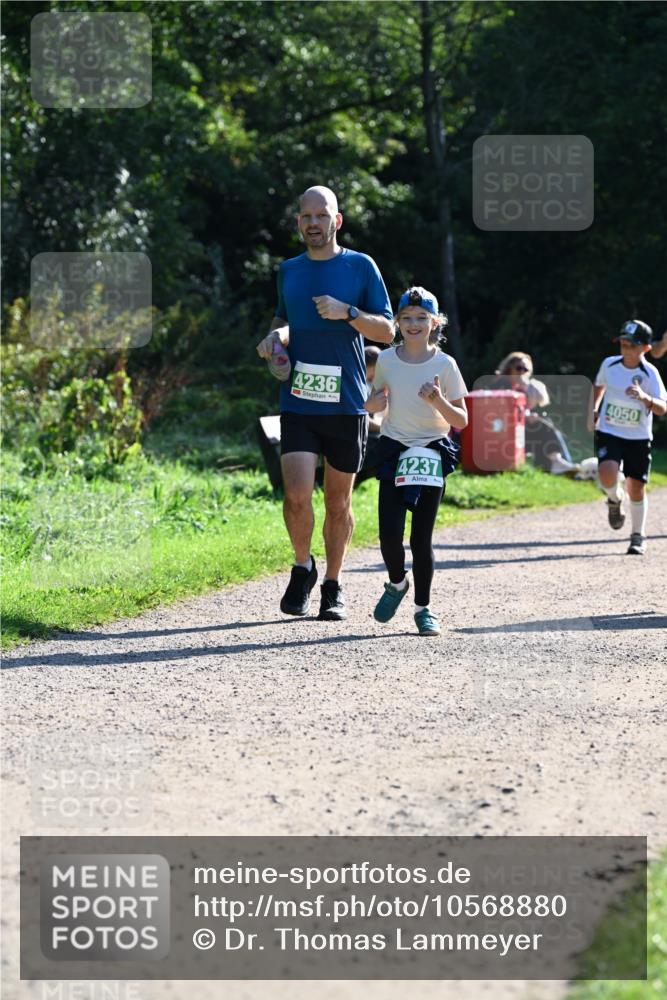 27.09.2026 - 35. Volkslauf durch das schöne Alstertal Dr. Thomas Lammeyer http://msf.ph/oto/10568880 27.09.2026 10:55:08 Laufen 4236, 4237, 4050 meine-sportfotos.de