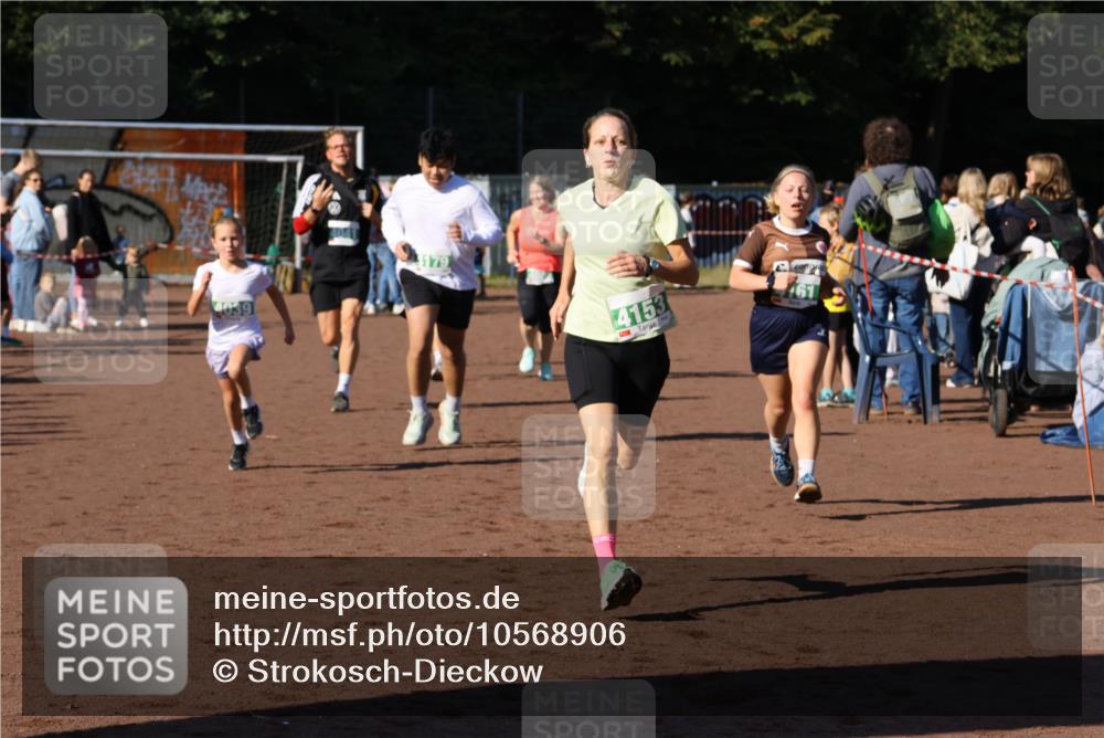 27.09.2026 - 35. Volkslauf durch das schöne Alstertal Strokosch-Dieckow http://msf.ph/oto/10568906 27.09.2026 11:00:22 Ziel 4039, 4041, 4080, 4093, 4095, 4153, 4161, 4179 meine-sportfotos.de